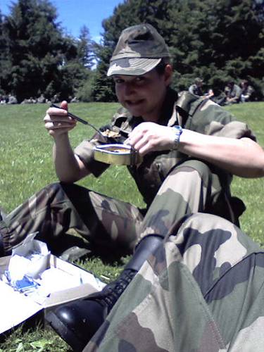 Marie-charlotte en tenue d'entrainement , en train de manger une ration de survie